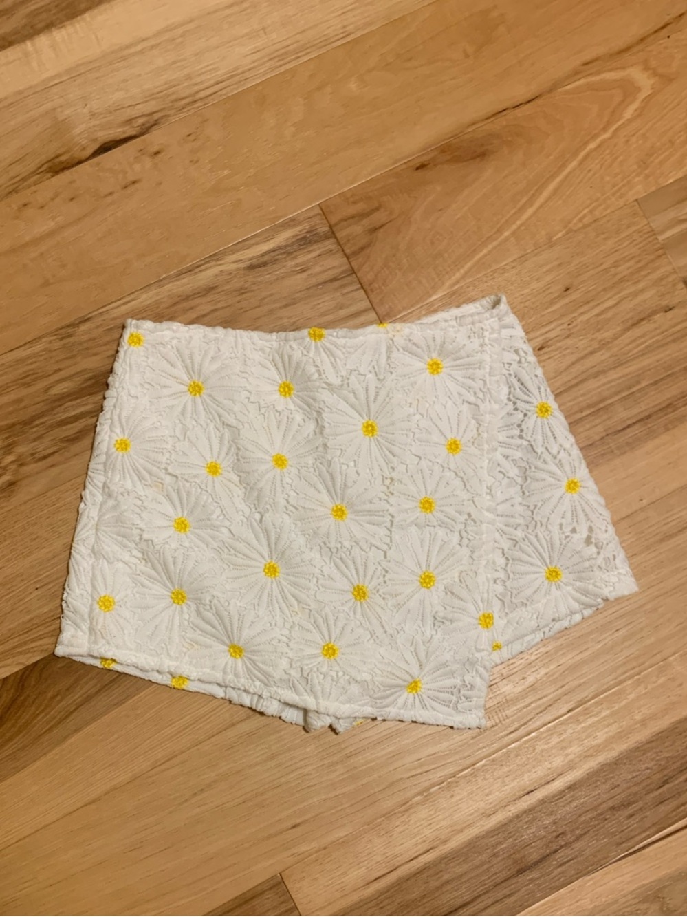Forever 21 White Daisy Appliqué Skort with Yellow Centers
